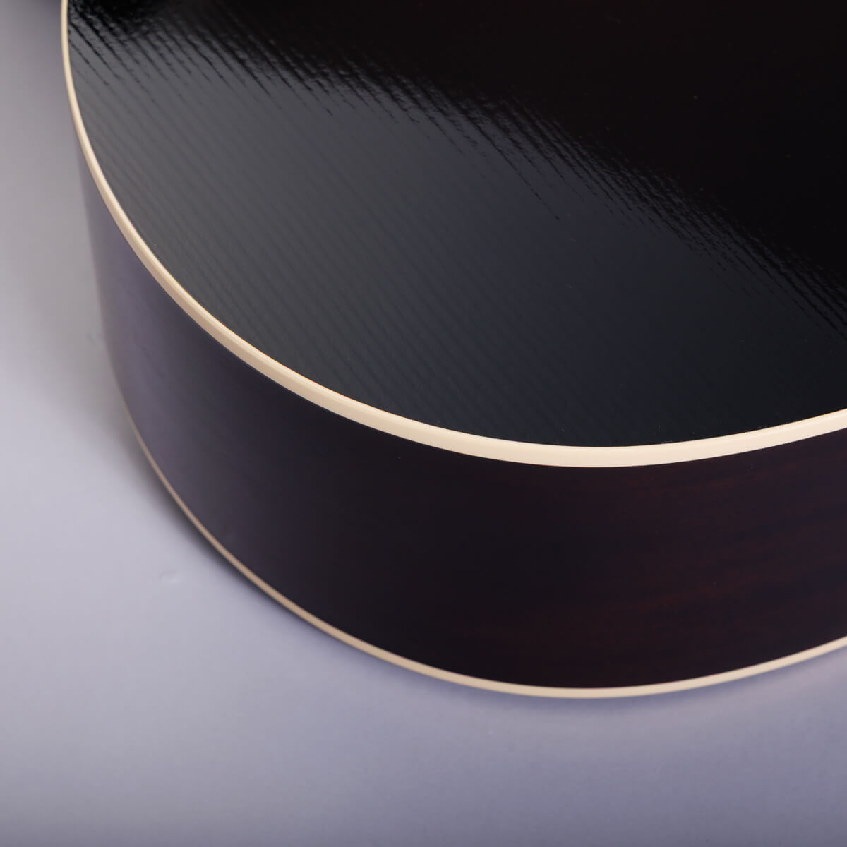 オールラッカー仕上げで豊かな倍音。