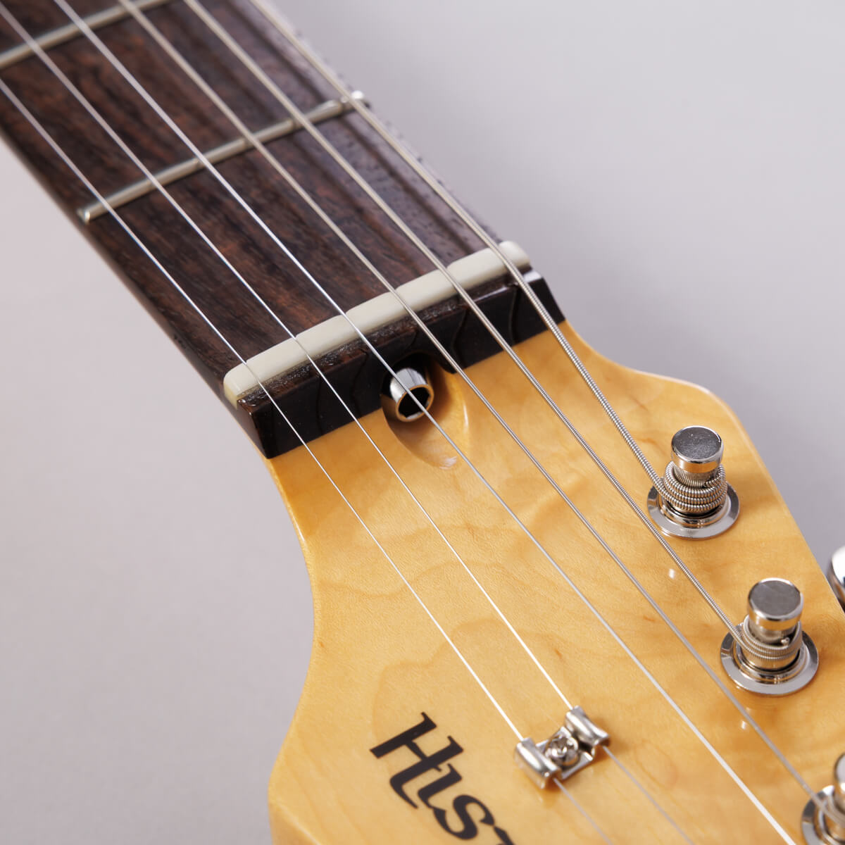 ネックを外さずにメンテナンス可能なトラスロッド