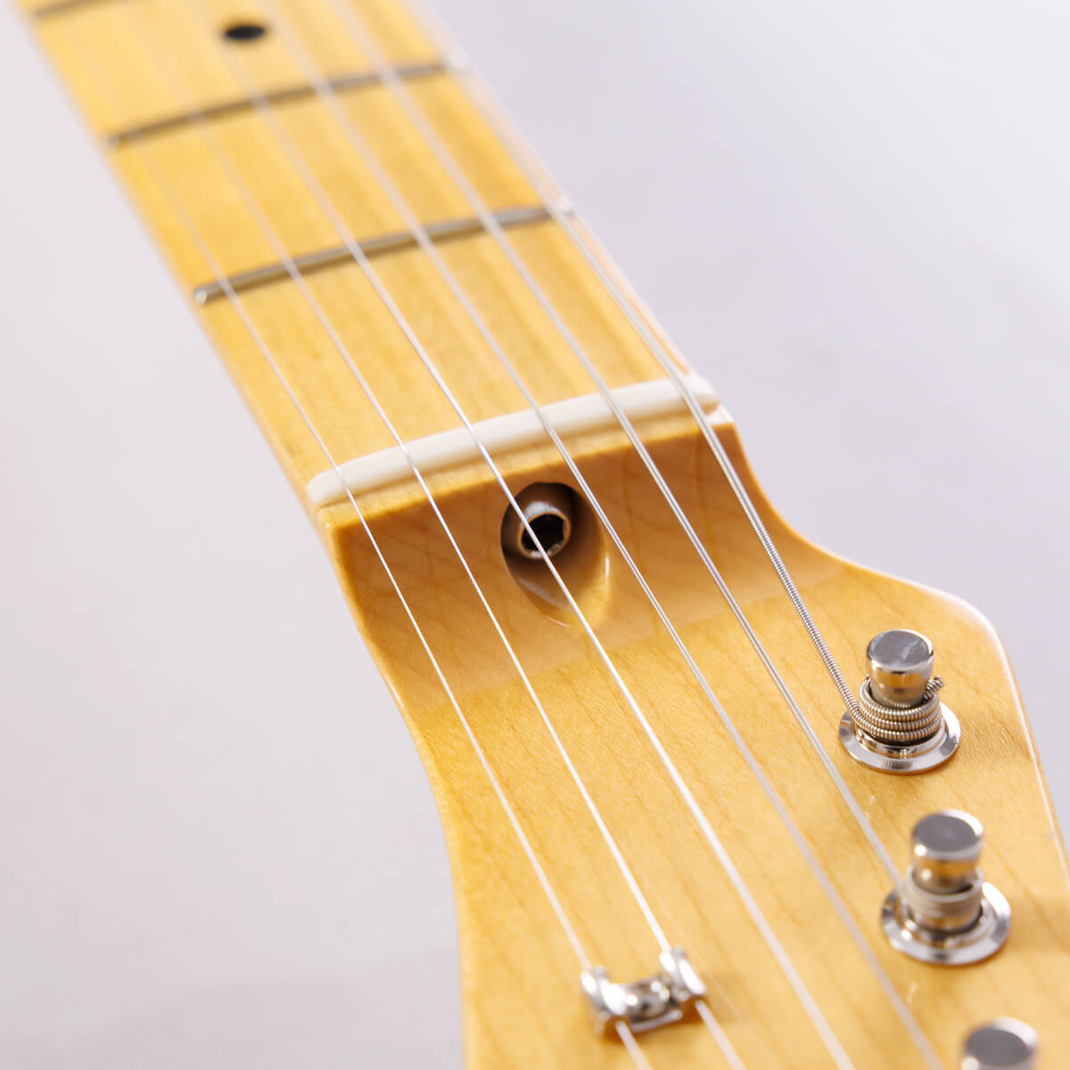 ネックを外さずにメンテナンス可能なトラスロッド