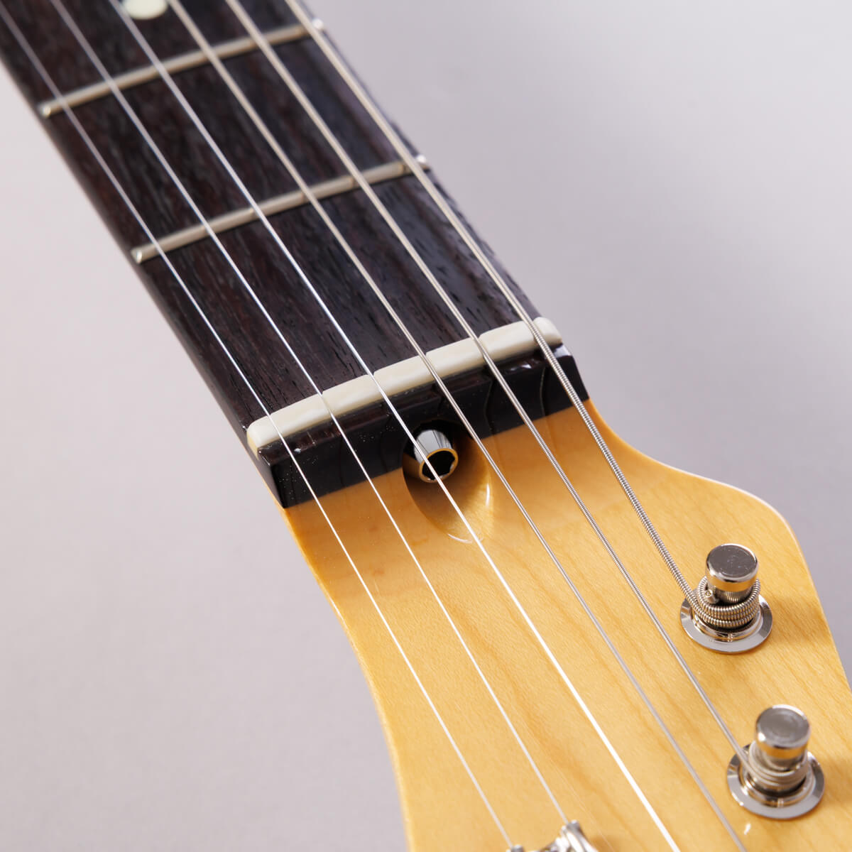 ネックを外さずにメンテナンス可能なトラスロッド