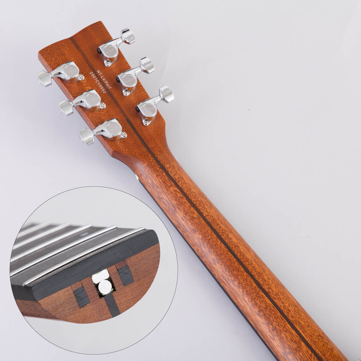 カーボンサポートバー内蔵＆マット仕上げのネックグリップ