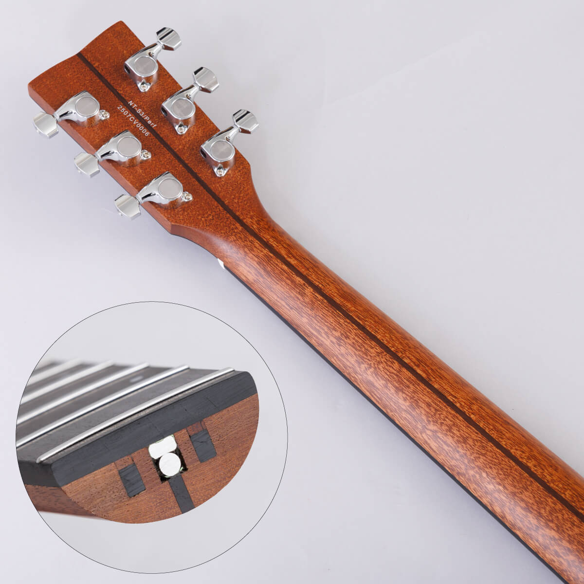 カーボンサポートバー内蔵＆マット仕上げのネックグリップ