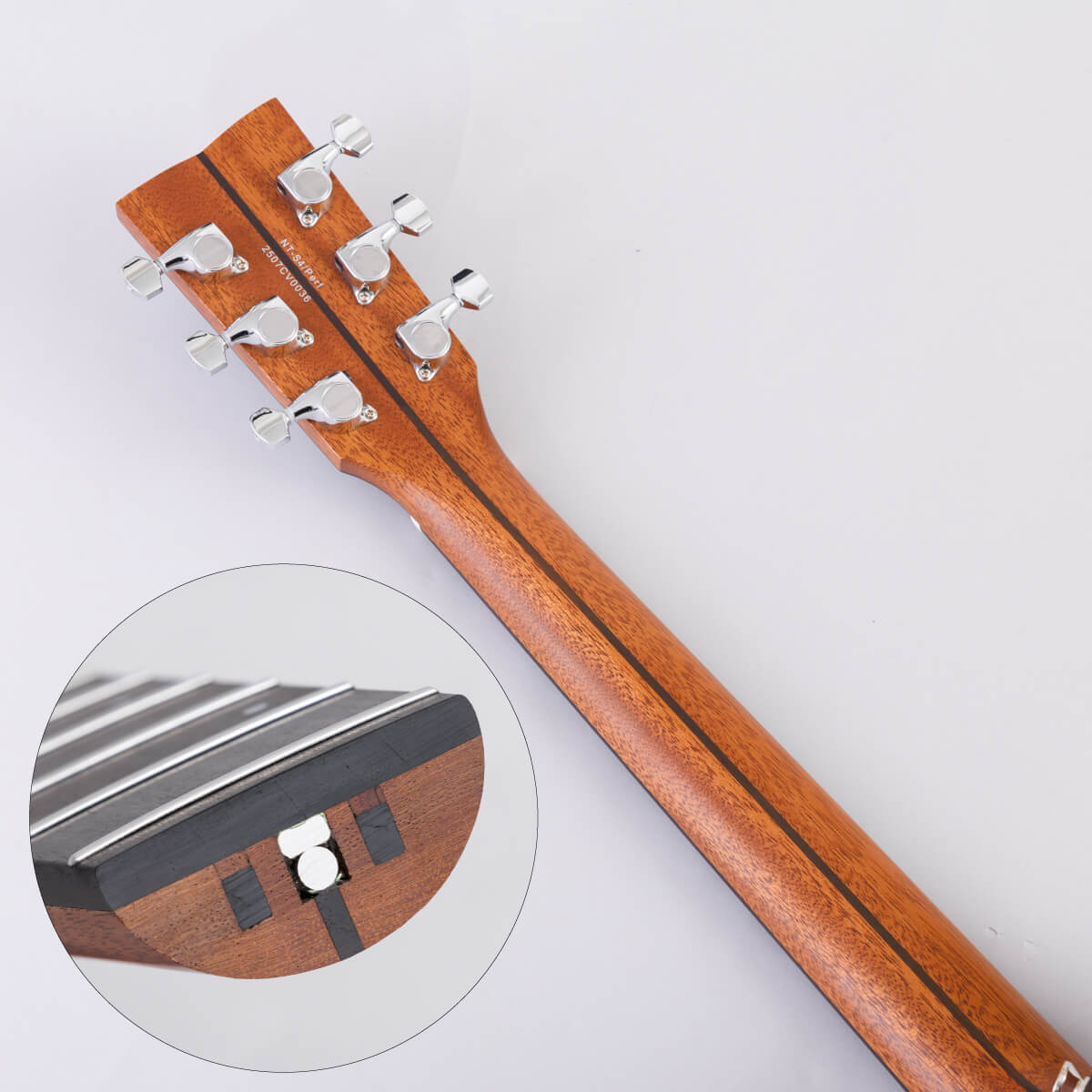 カーボンサポートバー内蔵＆マット仕上げのネックグリップ