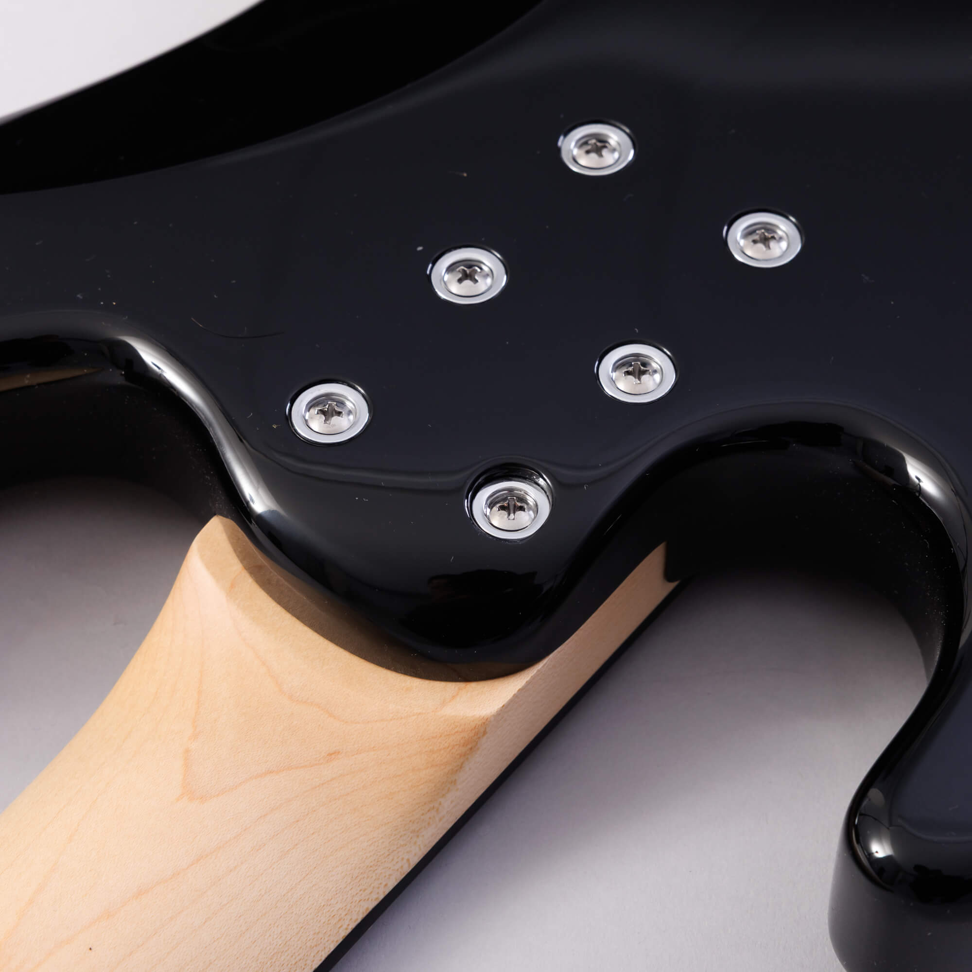 ハイポジションの演奏性に優れたネックジョイント＋6本のボルトジョイント