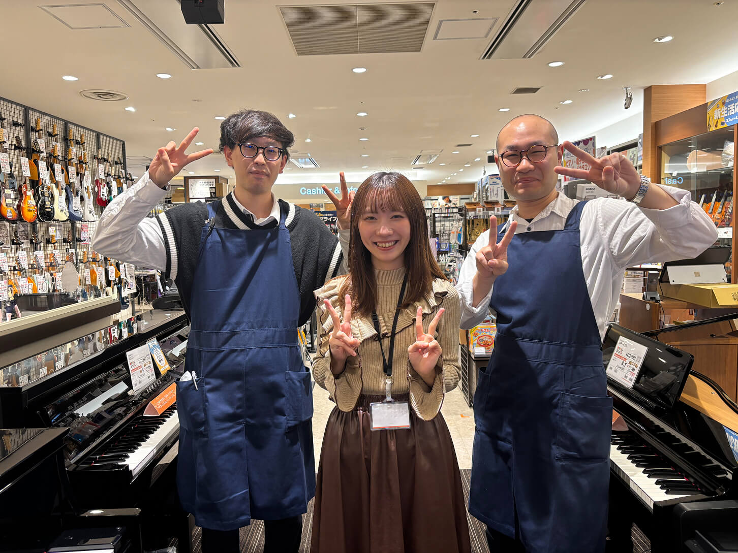 同僚2人に挟まれて笑顔の写真