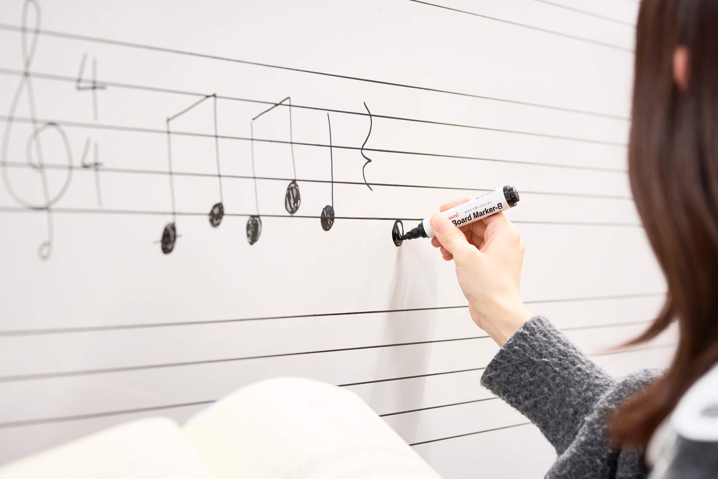 ホワイトボードに音符を書く