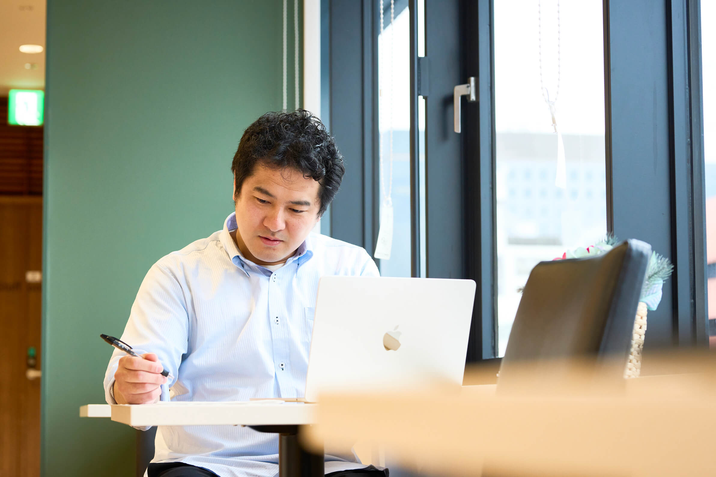 パソコンと向き合いレッスンの内容を考えている