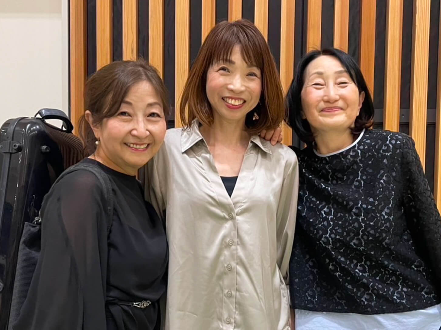 女性3人肩を組んで楽しそうに笑顔でいる