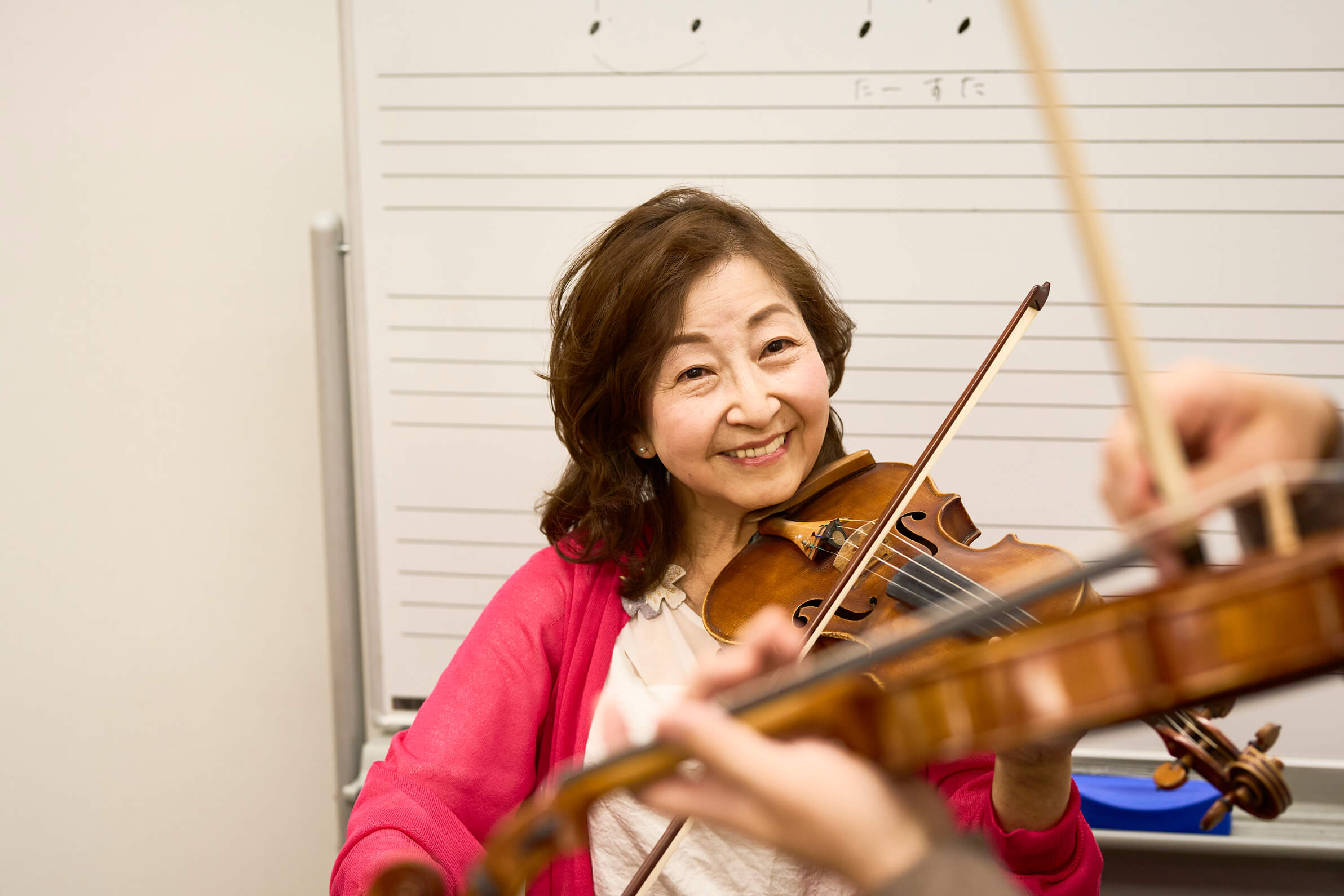 バイオリンを持ちレッスンをしている様子