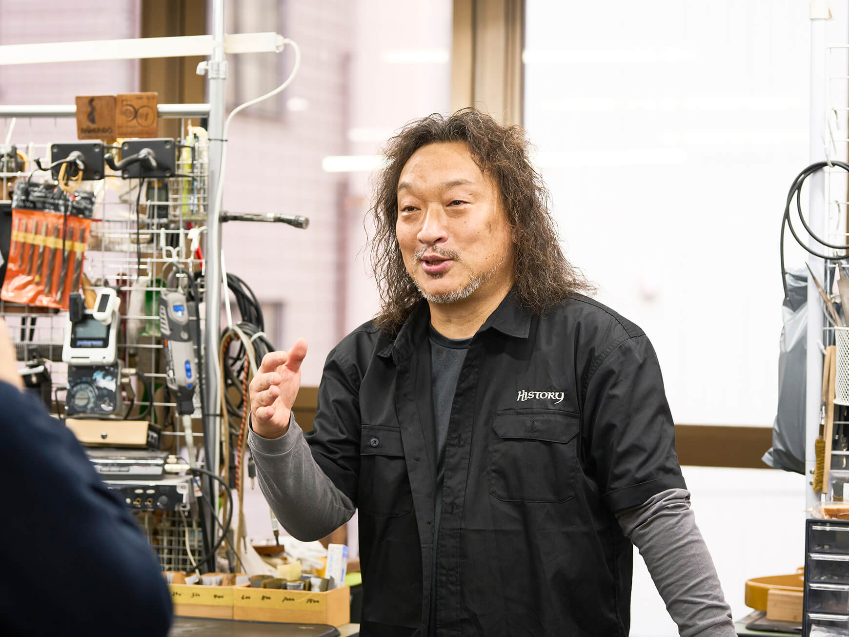 ギターリペアのエキスパートが話す様子