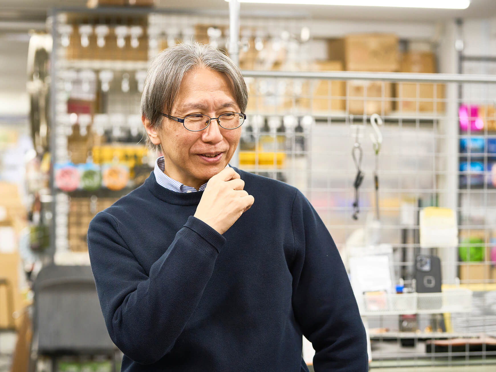 弦楽器リペアのエキスパートが話す様子