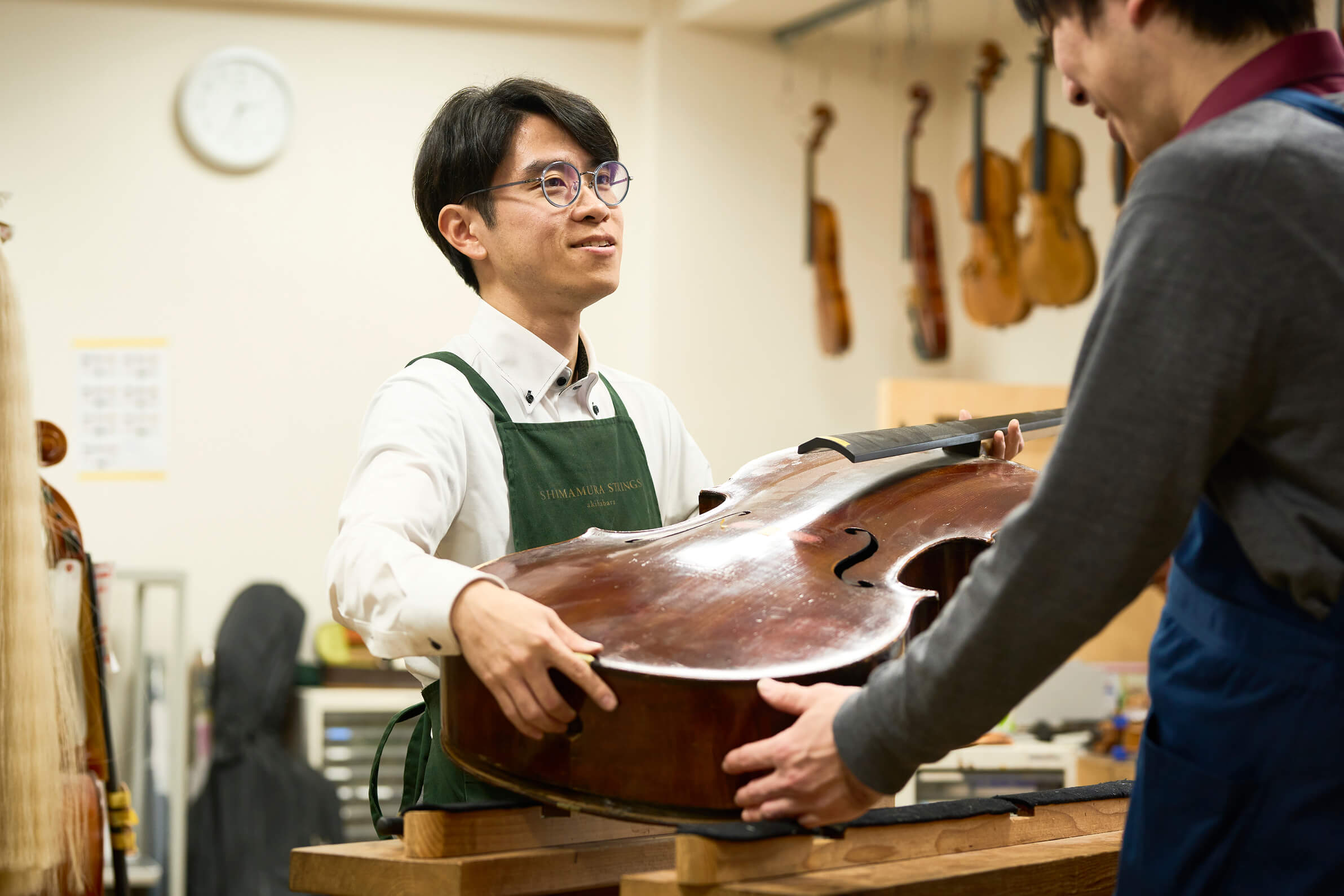 楽器を手渡す様子