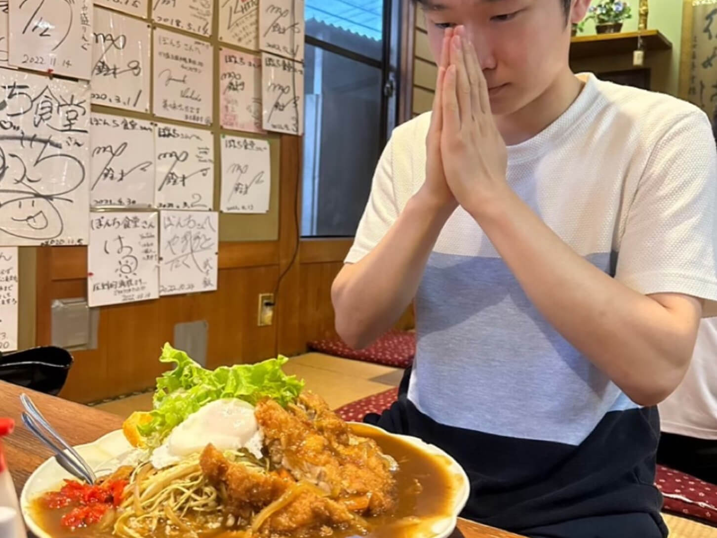 大盛りのカレーを食事する様子