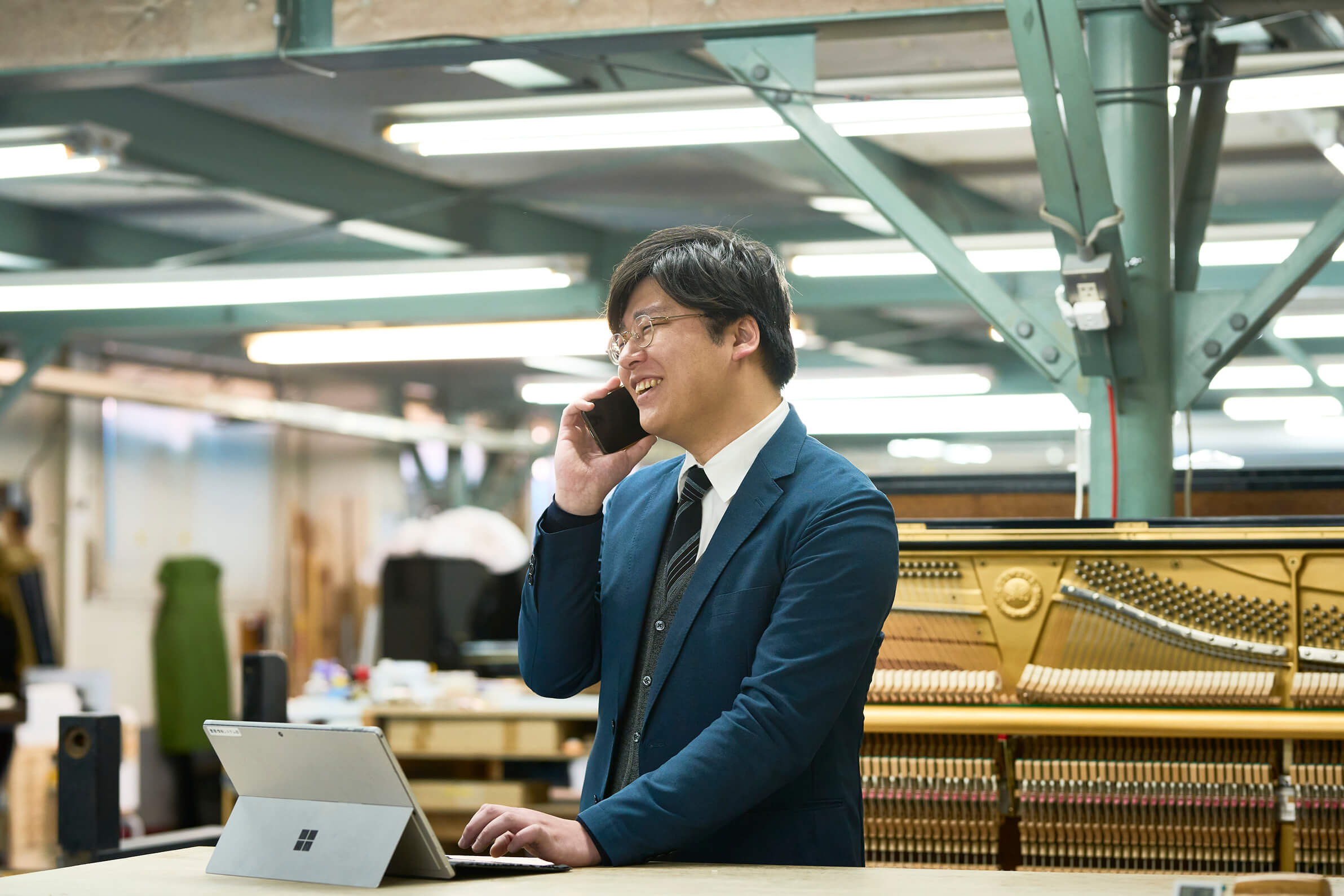 工房で電話をする様子